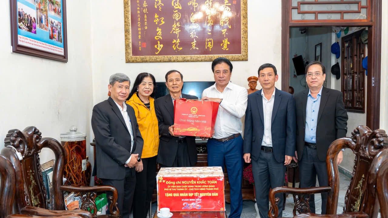 Lãnh đạo thành phố thăm và tặng quà các gia đình người có công tiêu biểu
